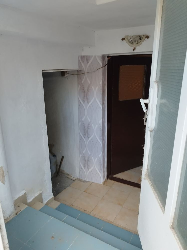 До Пазара,3-та поликлиника и 2 ро основно училище ,тухлена къща с 4 стаи ,склад,малък двор-0 До Пазара,3-та поликлиника и 2 ро основно училище ,тухлена къща с 4 стаи ,склад,малък двор - 0