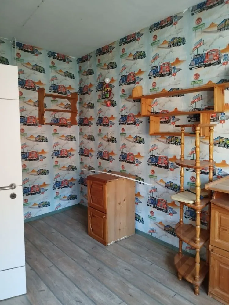 In der Nähe des Marktplatzes, der 3. Poliklinik und der 2. Grundschule: ein Backsteinhaus mit 4 Zimmern, einem Abstellraum und einem kleinen Hof – 0 До Пазара,3-та поликлиника и 2 ро основно училище ,тухлена къща с 4 стаи ,склад,малък двор - 0