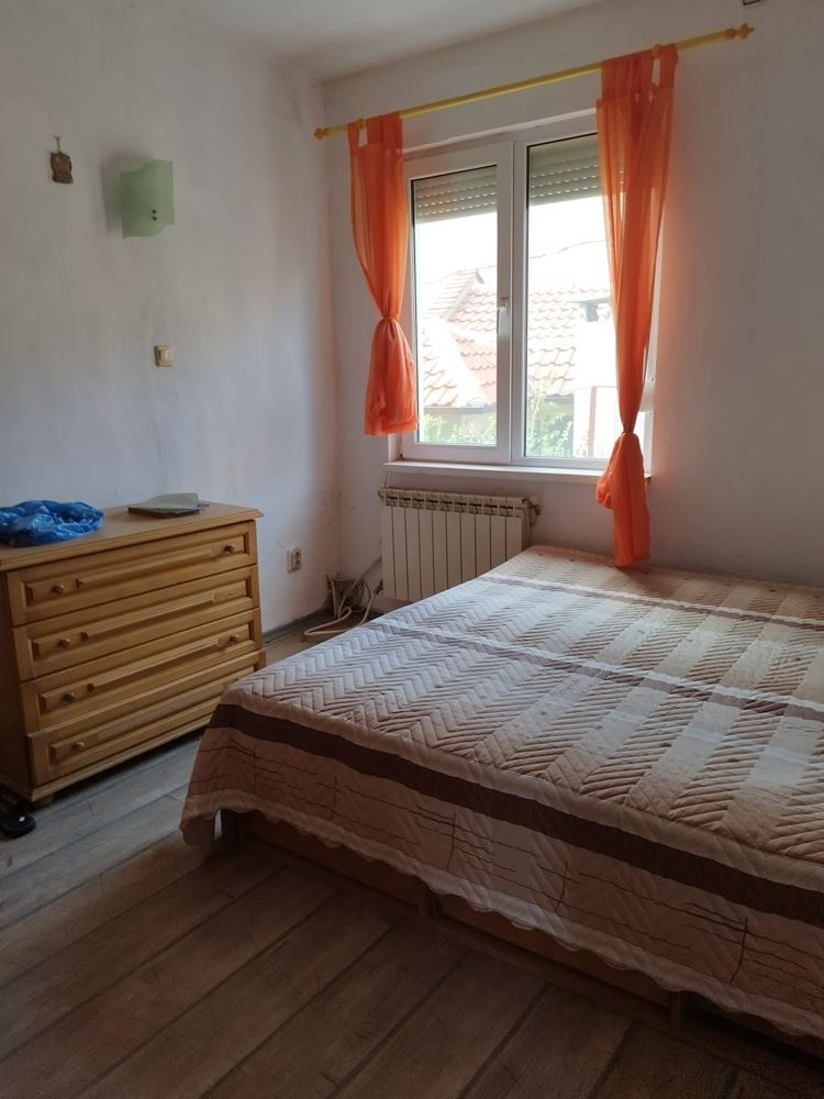 До Пазара,3-та поликлиника и 2 ро основно училище ,тухлена къща с 4 стаи ,склад,малък двор - 0
