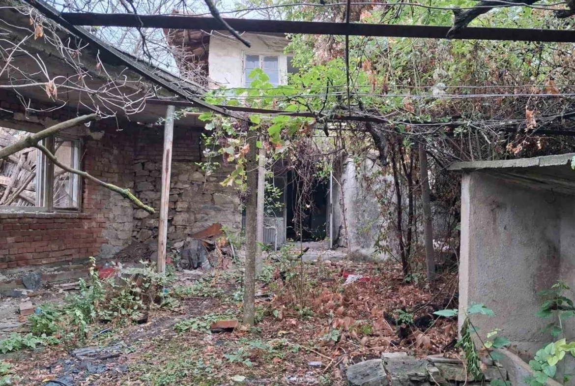 с. Злати Войвода парцел 819 кв.м. и стара къща, ток, вода
