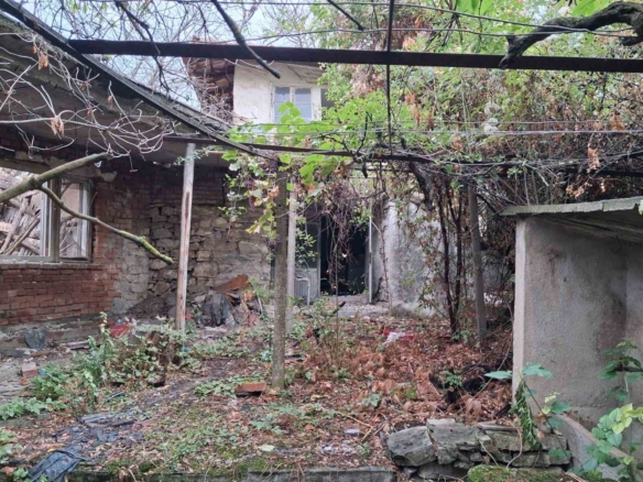 с. Злати Войвода парцел 819 кв.м. и стара къща, ток, вода - 0