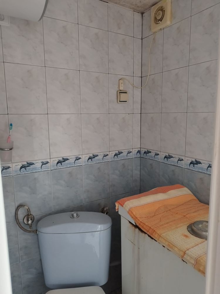 До Пазара,3-та поликлиника и 2 ро основно училище ,тухлена къща с 4 стаи ,склад,малък двор-0 До Пазара,3-та поликлиника и 2 ро основно училище ,тухлена къща с 4 стаи ,склад,малък двор - 0