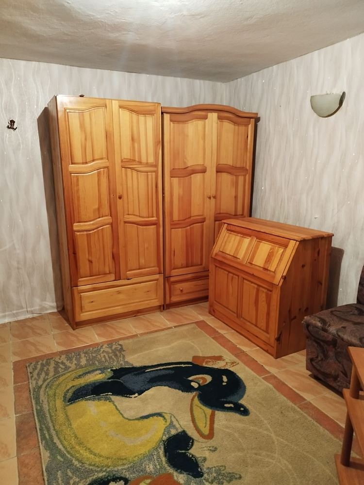 До Пазара,3-та поликлиника и 2 ро основно училище ,тухлена къща с 4 стаи ,склад,малък двор-0 До Пазара,3-та поликлиника и 2 ро основно училище ,тухлена къща с 4 стаи ,склад,малък двор - 0