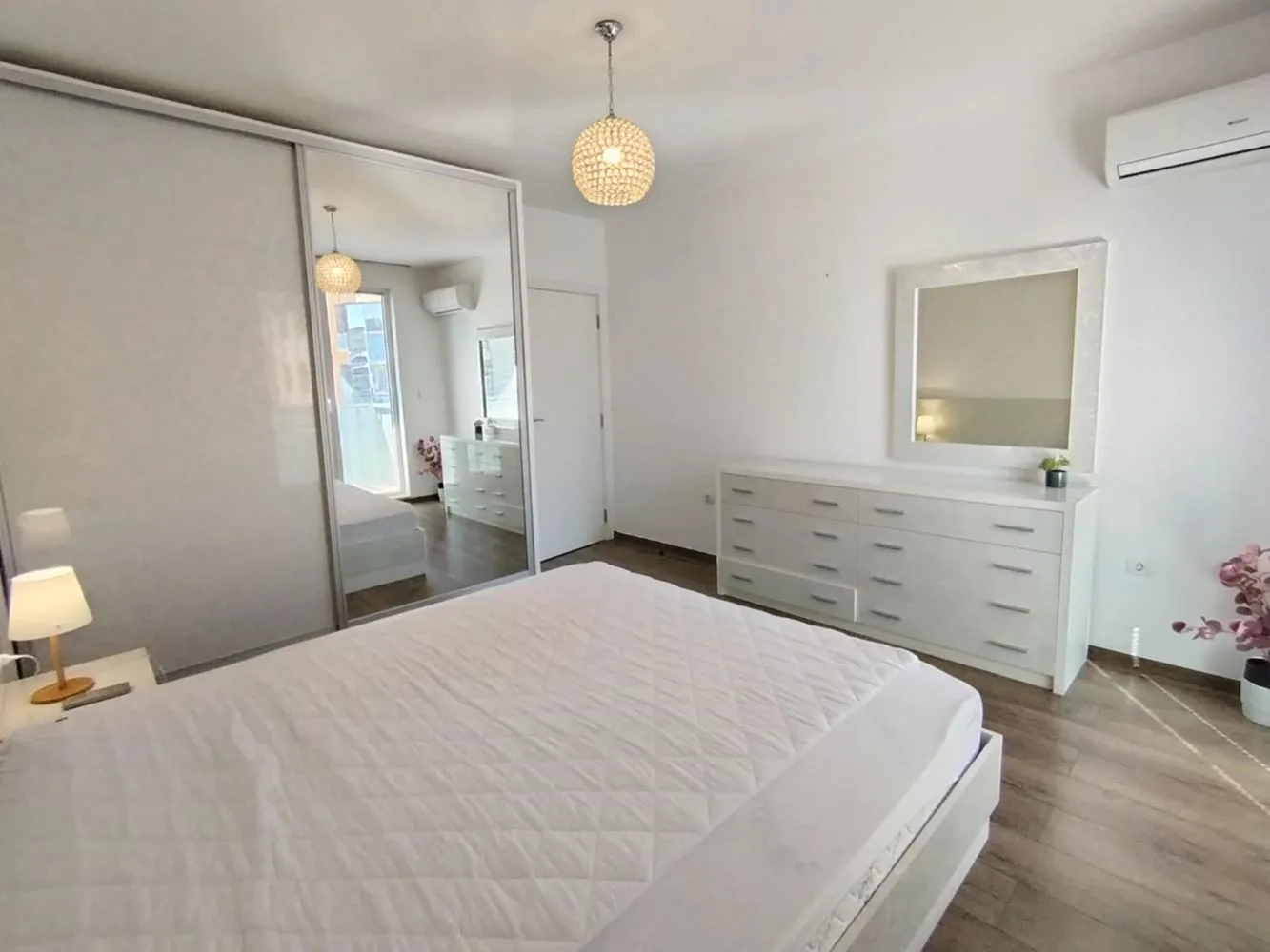 Luxuriöse Zwei-Zimmer-Wohnung zur Miete im TOP-Zentrum von Sliven - das beste Angebot auf dem Markt-0 Luxuriöse 3-Zimmer-Wohnung zur Miete im absoluten Zentrum von Sliven – das beste Angebot auf dem Markt – 0