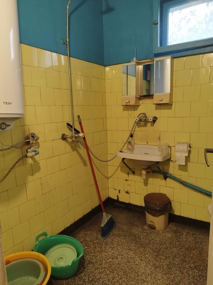 Етаж от къща на атрактивно място и 1/3 ид.част от двор-0 Етаж от къща на атрактивно място и 1/3 ид.част от двор - 0