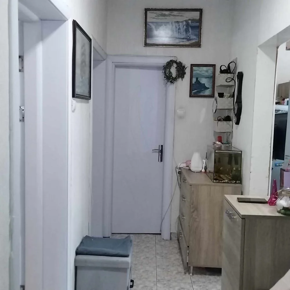 Zentrum-Hauptstraße Largo, ein Schlafzimmer Wohnung, in zwei Schlafzimmer umgewandelt, nach der Renovierung, möbliert-0 Zentrum – Hauptstraße Largo, Zweizimmerwohnung, zu einer Dreizimmerwohnung umgebaut, renoviert, möbliert – 0