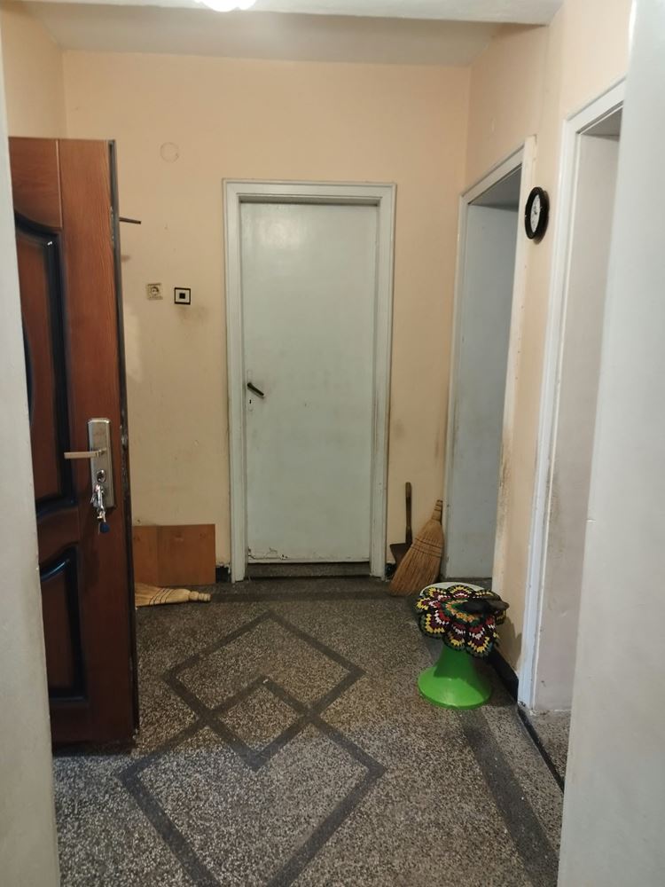 Етаж от къща на атрактивно място и 1/3 ид.част от двор-0 Етаж от къща на атрактивно място и 1/3 ид.част от двор - 0