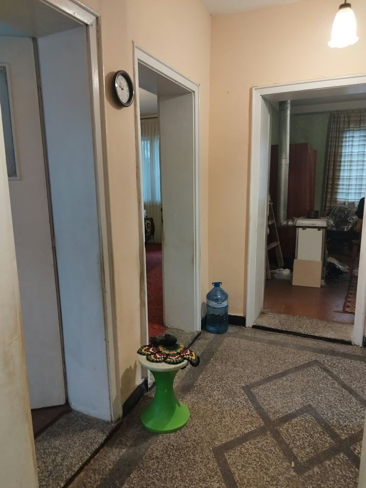 Етаж от къща на атрактивно място и 1/3 ид.част от двор-0 Етаж от къща на атрактивно място и 1/3 ид.част от двор - 0