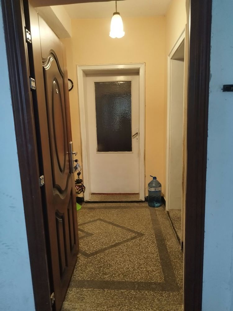 Етаж от къща на атрактивно място и 1/3 ид.част от двор-0 Етаж от къща на атрактивно място и 1/3 ид.част от двор - 0
