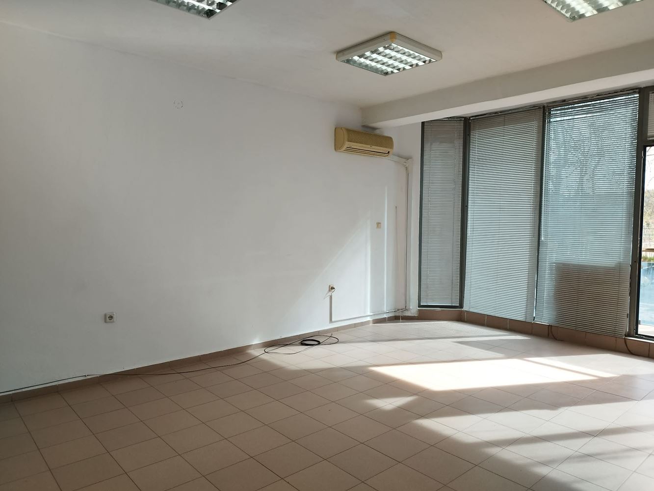 Zentrum, Büro zur Miete, 50 qm, unmöbliert-0 Център, Офис под наем, 50 кв.м, необзаведен - 0