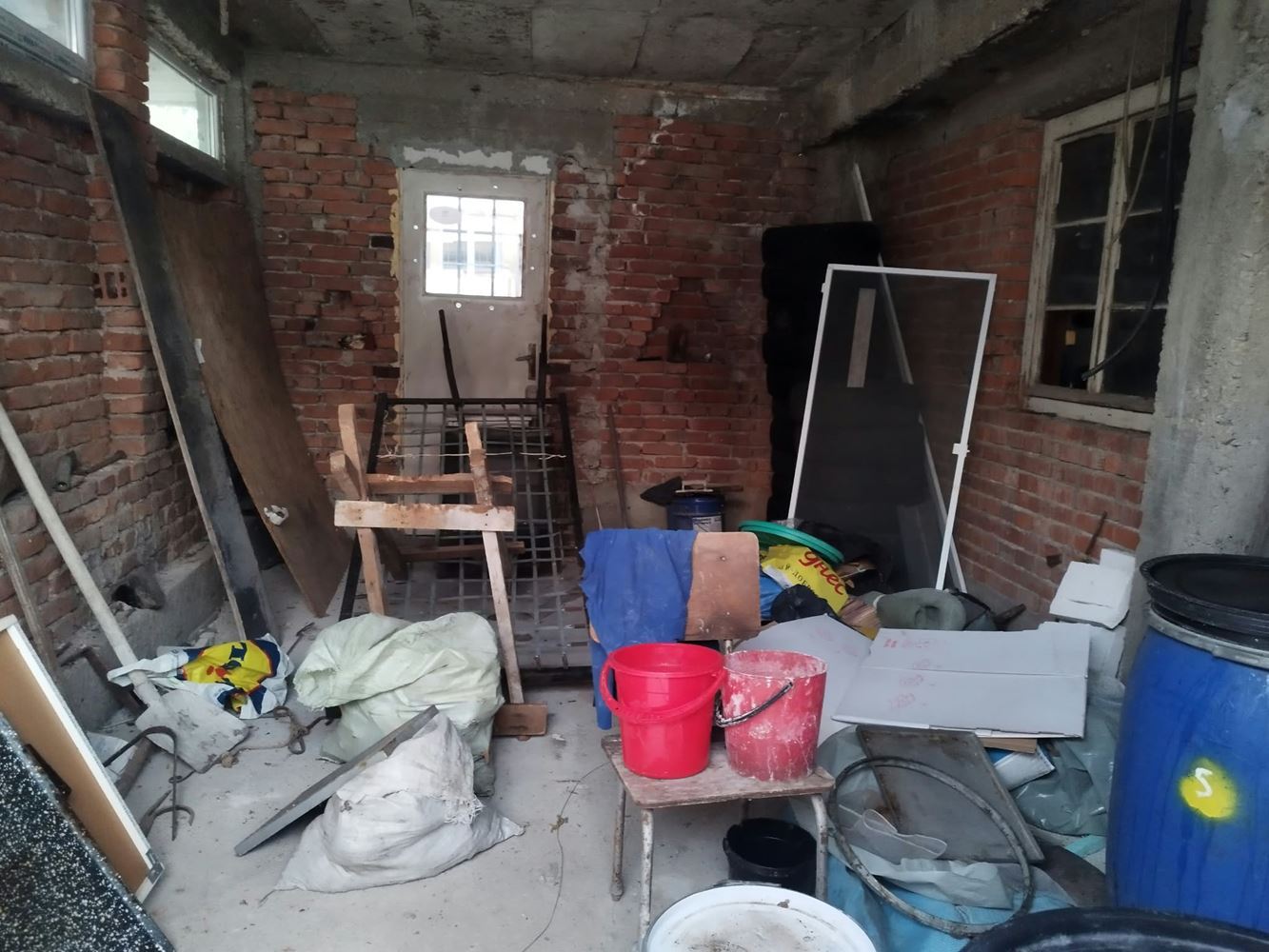 Етаж от къща на атрактивно място и 1/3 ид.част от двор-0 Етаж от къща на атрактивно място и 1/3 ид.част от двор - 0