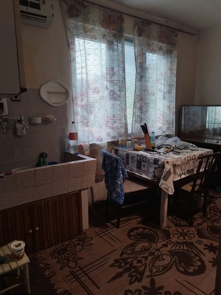 Етаж от къща на атрактивно място и 1/3 ид.част от двор-0 Етаж от къща на атрактивно място и 1/3 ид.част от двор - 0