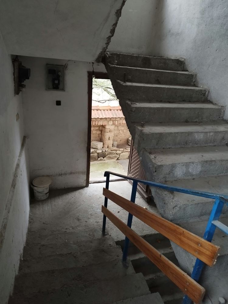 Етаж от къща на атрактивно място и 1/3 ид.част от двор-0 Етаж от къща на атрактивно място и 1/3 ид.част от двор - 0