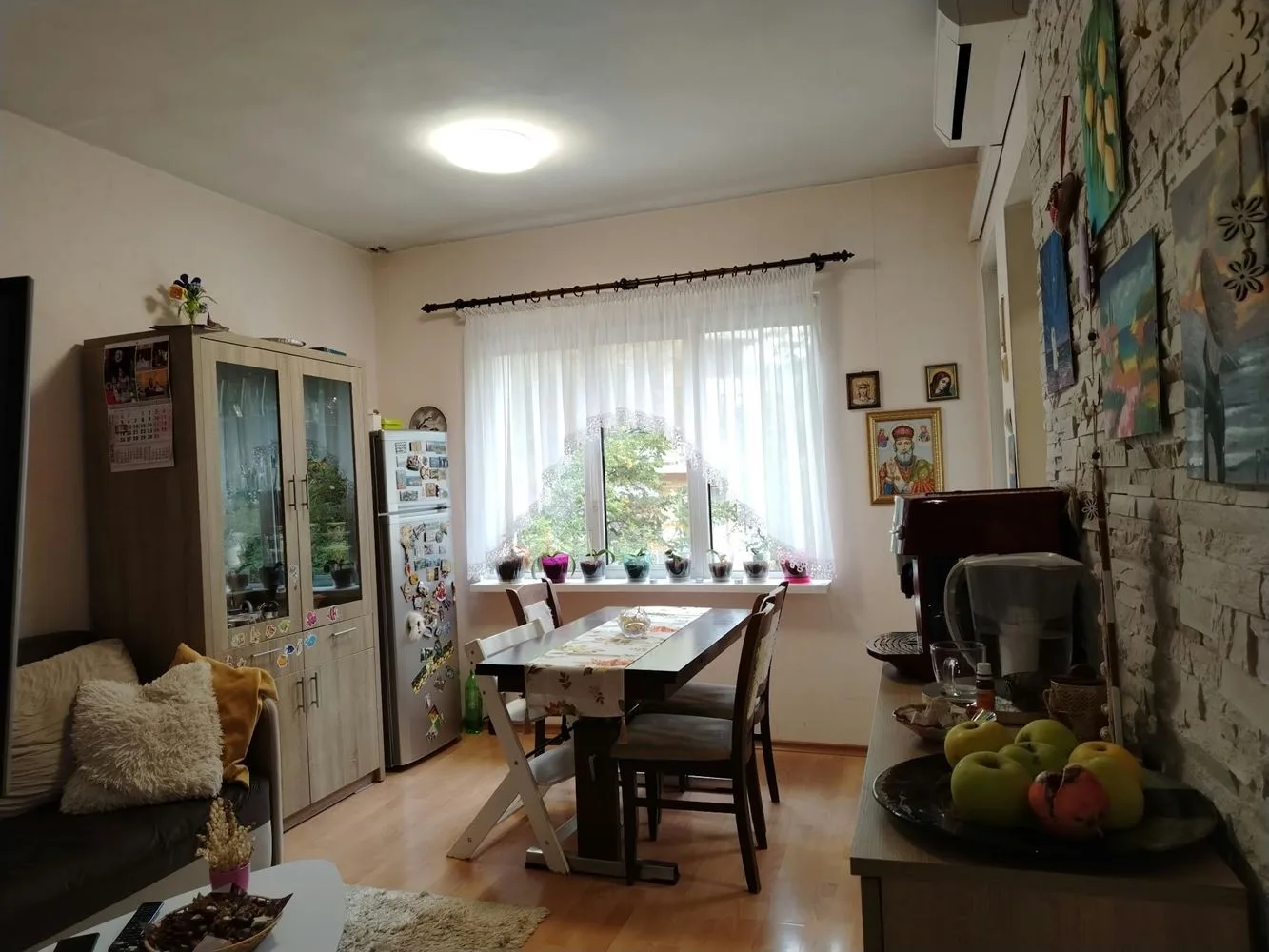 Zentrum-Hauptstraße Largo, ein Schlafzimmer Wohnung, in zwei Schlafzimmer umgewandelt, nach der Renovierung, möbliert-0 Zentrum – Hauptstraße Largo, Zweizimmerwohnung, zu einer Dreizimmerwohnung umgebaut, renoviert, möbliert – 0
