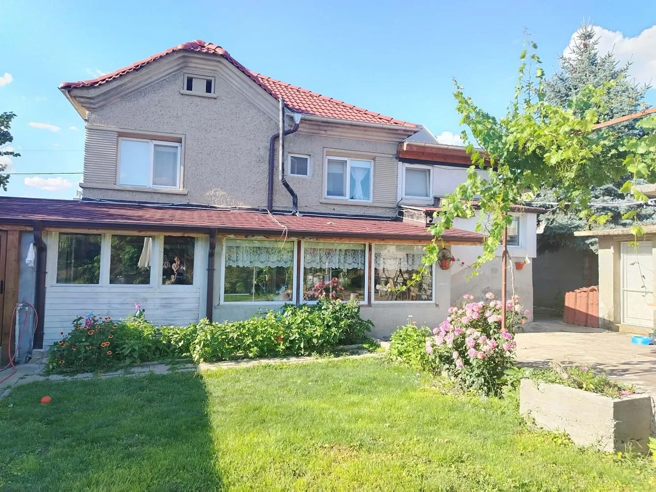 Zu verkaufen: Ein möbliertes zweistöckiges Haus im Dorf Kovachite mit einem großzügigen Grundstück von 1.500 m² – 0 Zu verkaufen: Ein möbliertes zweistöckiges Haus im Dorf Kovachite mit einem großzügigen Grundstück von 1.500 m² – 0